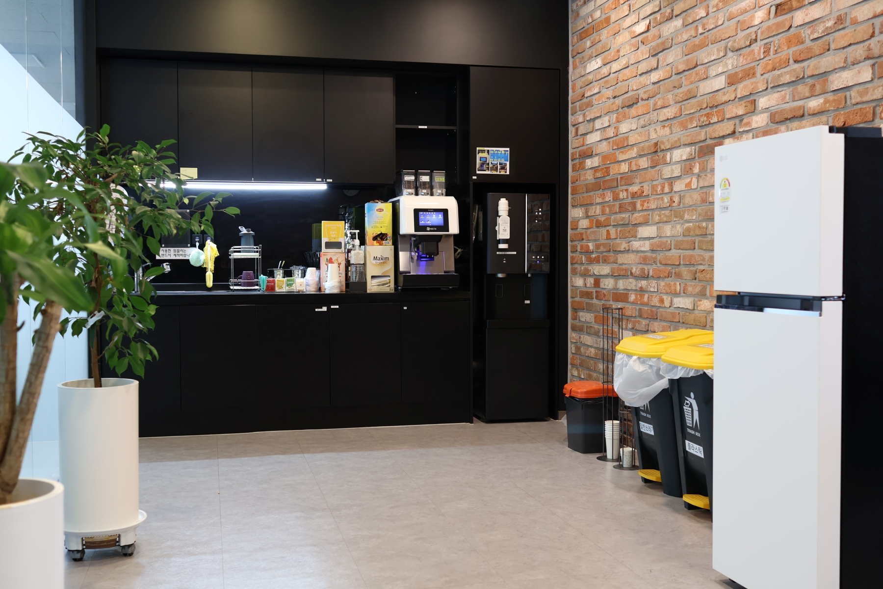 주식회사 에스더블유엠 대표이미지